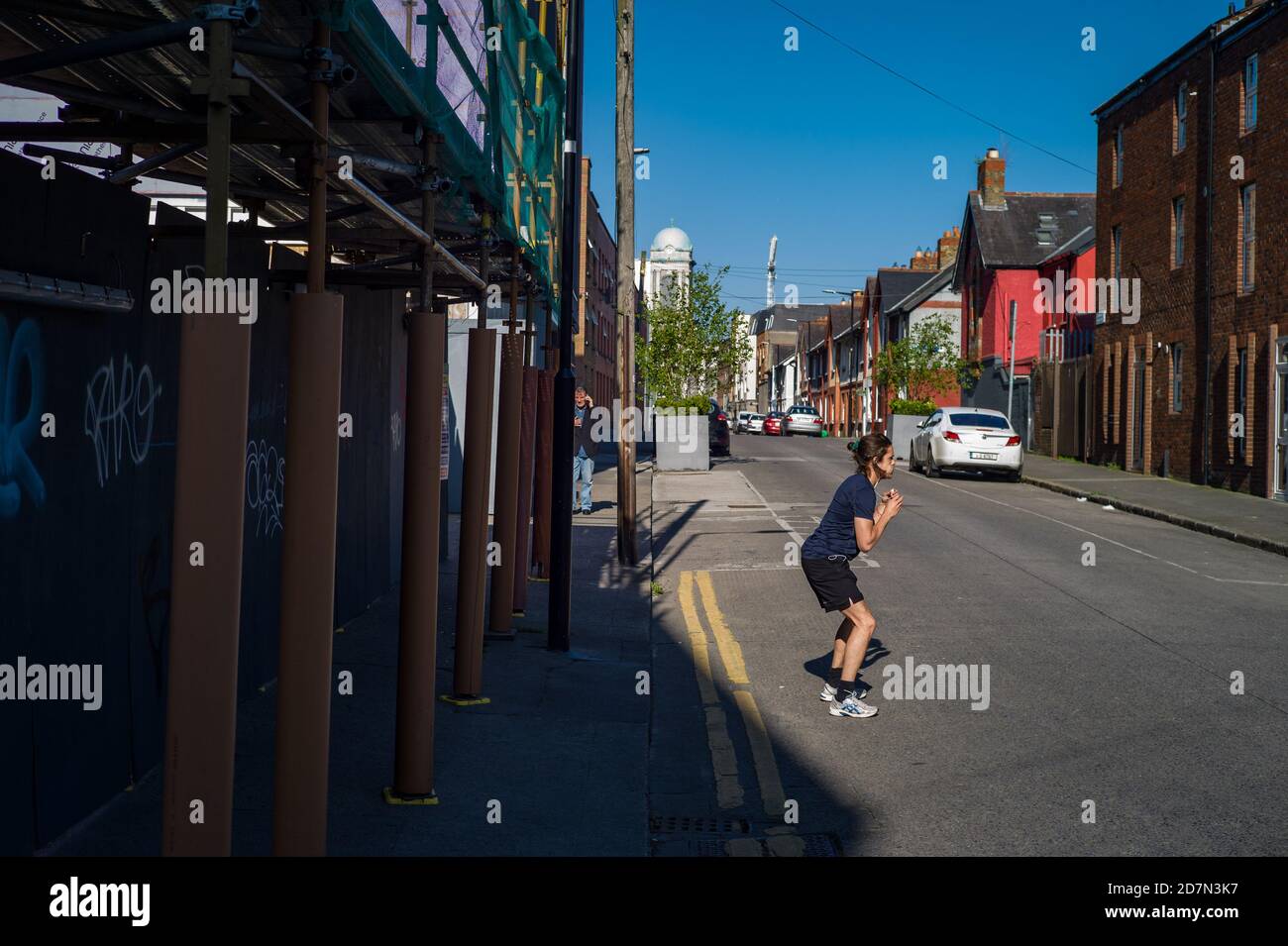 Dublin während der Sperrung. Mann, der in Dublins Stadtteil Liberties trainiert. Stockfoto