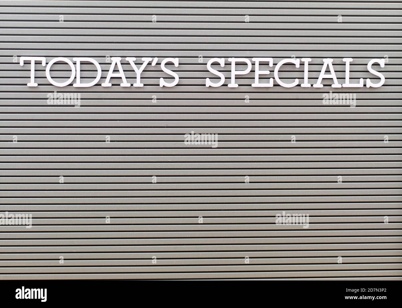 Heutige Specials mit weißen Plastikbuchstaben auf grauem Brett geschrieben Mit Kopierbereich Stockfoto