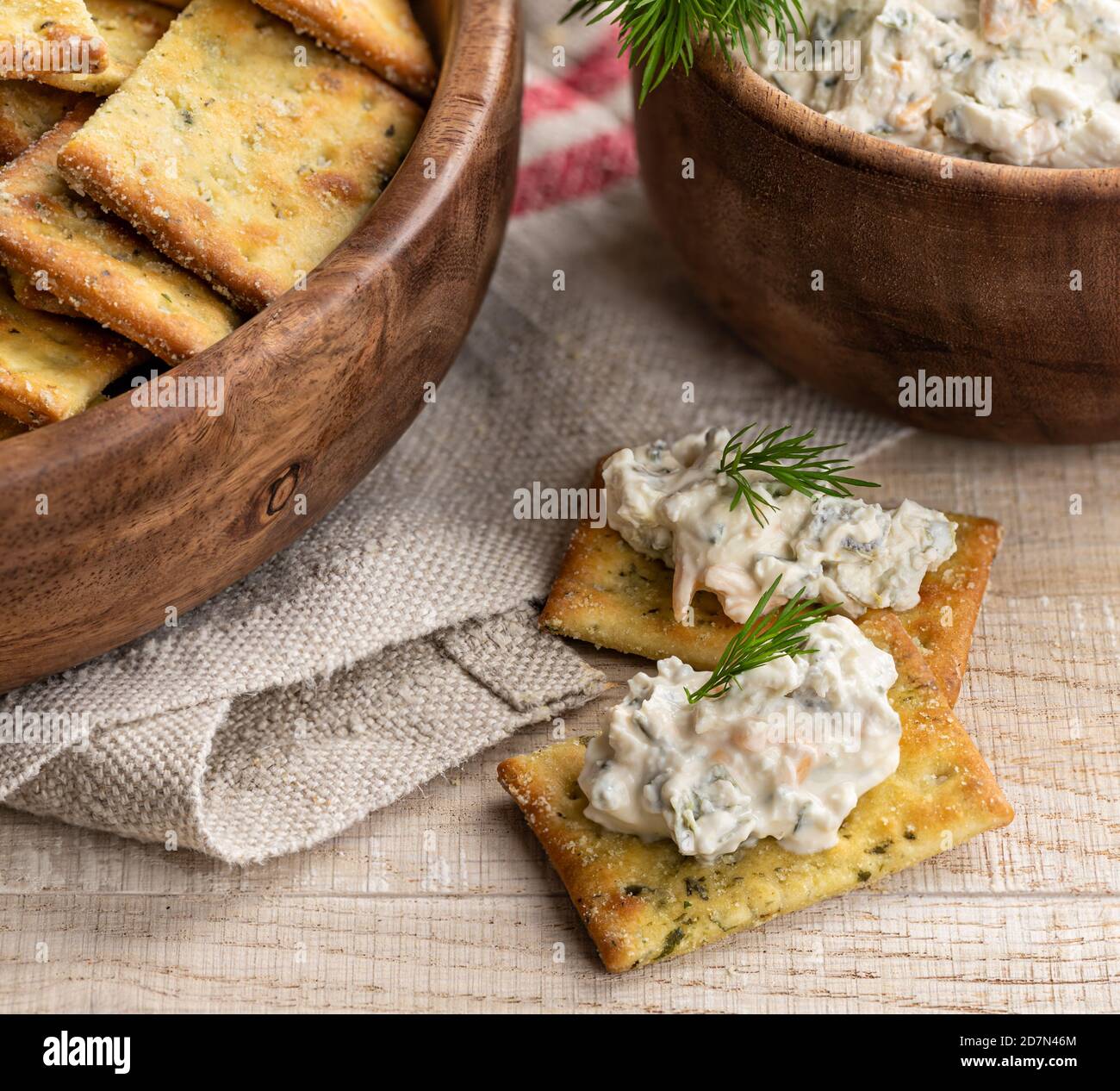 Cremiger Jalapeno Dip mit Crackern garniert mit frischem Dill Ein Holztisch Stockfoto
