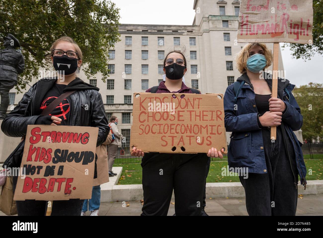 London, Großbritannien. 24. Oktober 2020. Menschen protestieren vor Downing Street, um kostenlose Mahlzeiten für Studenten während der Halbzeitferien zu fordern. Marcus Rashford MBE, Fußballspieler von Manchester United und England, hatte sich erfolgreich für die britische Regierung eingesetzt, um während der diesjährigen Sommerferien kostenlose Gutscheine für Schulmahlzeiten zu erhalten, aber die britische Regierung stimmte letzte Woche dafür, die Regelung nicht bis Ostern 2021 zu verlängern. Kredit: Stephen Chung / Alamy Live Nachrichten Stockfoto