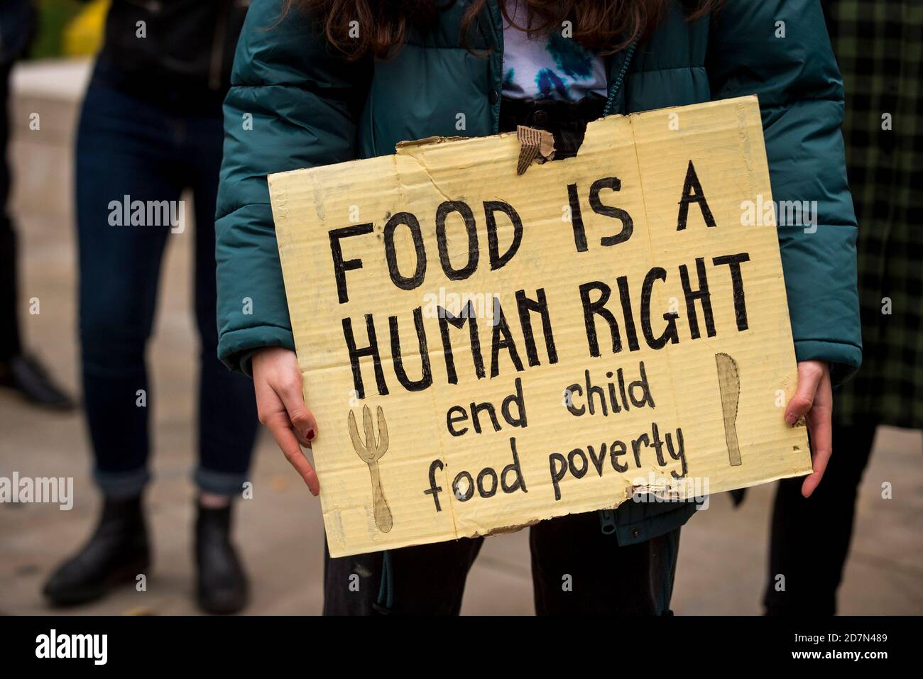 London, Großbritannien. 24. Oktober 2020. Menschen protestieren vor Downing Street, um kostenlose Mahlzeiten für Studenten während der Halbzeitferien zu fordern. Marcus Rashford MBE, Fußballspieler von Manchester United und England, hatte sich erfolgreich für die britische Regierung eingesetzt, um während der diesjährigen Sommerferien kostenlose Gutscheine für Schulmahlzeiten zu erhalten, aber die britische Regierung stimmte letzte Woche dafür, die Regelung nicht bis Ostern 2021 zu verlängern. Kredit: Stephen Chung / Alamy Live Nachrichten Stockfoto