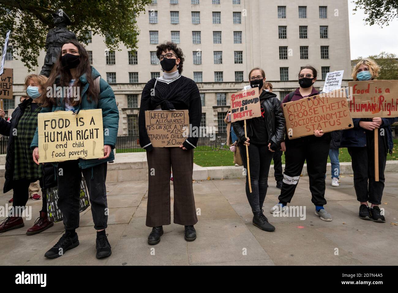 London, Großbritannien. 24. Oktober 2020. Menschen protestieren vor Downing Street, um kostenlose Mahlzeiten für Studenten während der Halbzeitferien zu fordern. Marcus Rashford MBE, Fußballspieler von Manchester United und England, hatte sich erfolgreich für die britische Regierung eingesetzt, um während der diesjährigen Sommerferien kostenlose Gutscheine für Schulmahlzeiten zu erhalten, aber die britische Regierung stimmte letzte Woche dafür, die Regelung nicht bis Ostern 2021 zu verlängern. Kredit: Stephen Chung / Alamy Live Nachrichten Stockfoto