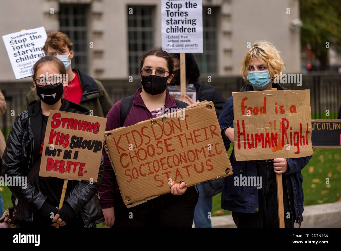 London, Großbritannien. 24. Oktober 2020. Menschen protestieren vor Downing Street, um kostenlose Mahlzeiten für Studenten während der Halbzeitferien zu fordern. Marcus Rashford MBE, Fußballspieler von Manchester United und England, hatte sich erfolgreich für die britische Regierung eingesetzt, um während der diesjährigen Sommerferien kostenlose Gutscheine für Schulmahlzeiten zu erhalten, aber die britische Regierung stimmte letzte Woche dafür, die Regelung nicht bis Ostern 2021 zu verlängern. Kredit: Stephen Chung / Alamy Live Nachrichten Stockfoto