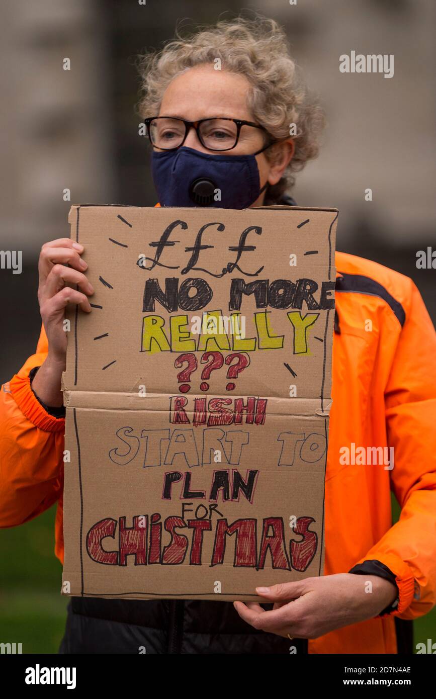 London, Großbritannien. 24. Oktober 2020. Menschen protestieren vor Downing Street, um kostenlose Mahlzeiten für Studenten während der Halbzeitferien zu fordern. Marcus Rashford MBE, Fußballspieler von Manchester United und England, hatte sich erfolgreich für die britische Regierung eingesetzt, um während der diesjährigen Sommerferien kostenlose Gutscheine für Schulmahlzeiten zu erhalten, aber die britische Regierung stimmte letzte Woche dafür, die Regelung nicht bis Ostern 2021 zu verlängern. Kredit: Stephen Chung / Alamy Live Nachrichten Stockfoto