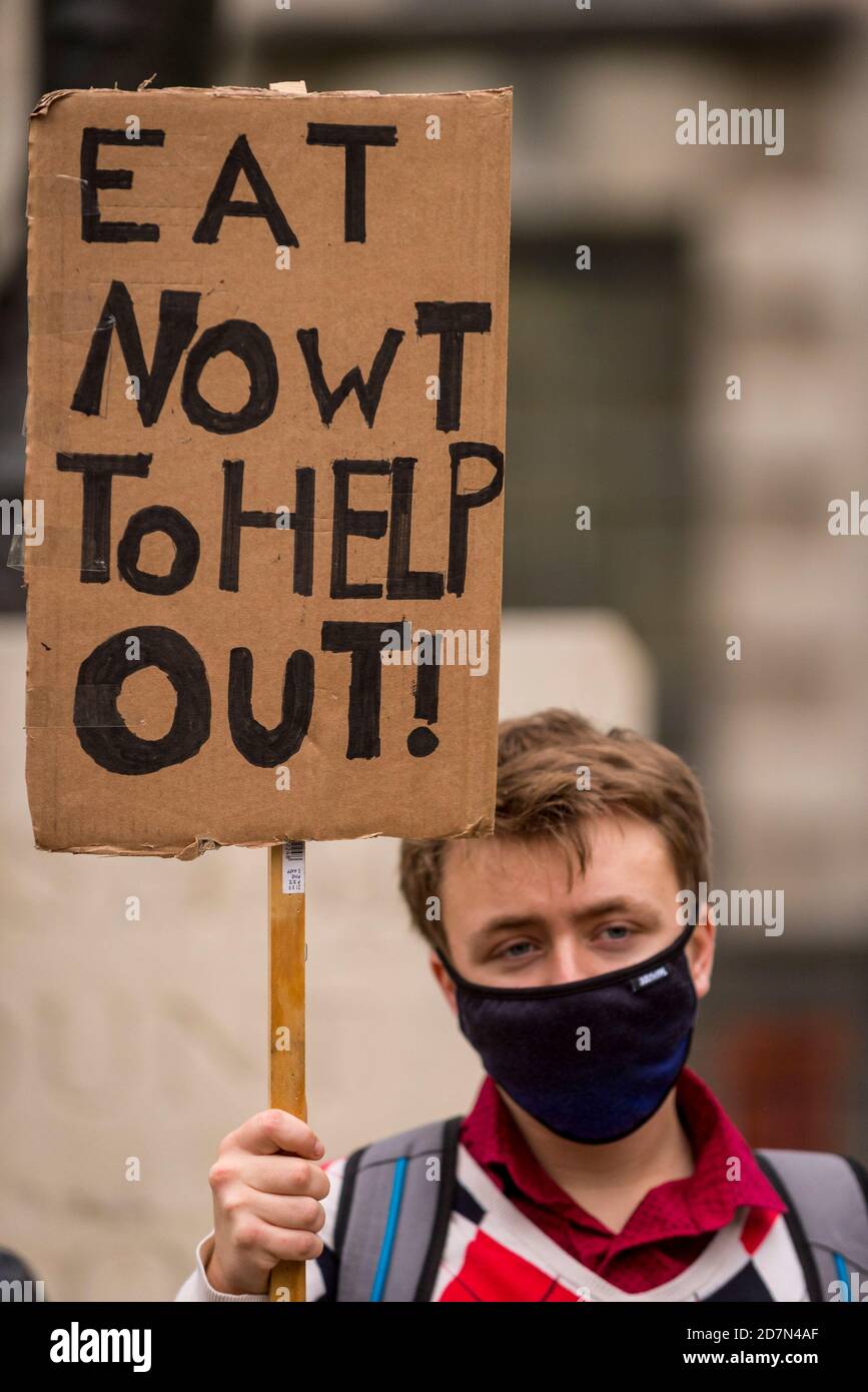 London, Großbritannien. 24. Oktober 2020. Menschen protestieren vor Downing Street, um kostenlose Mahlzeiten für Studenten während der Halbzeitferien zu fordern. Marcus Rashford MBE, Fußballspieler von Manchester United und England, hatte sich erfolgreich für die britische Regierung eingesetzt, um während der diesjährigen Sommerferien kostenlose Gutscheine für Schulmahlzeiten zu erhalten, aber die britische Regierung stimmte letzte Woche dafür, die Regelung nicht bis Ostern 2021 zu verlängern. Kredit: Stephen Chung / Alamy Live Nachrichten Stockfoto