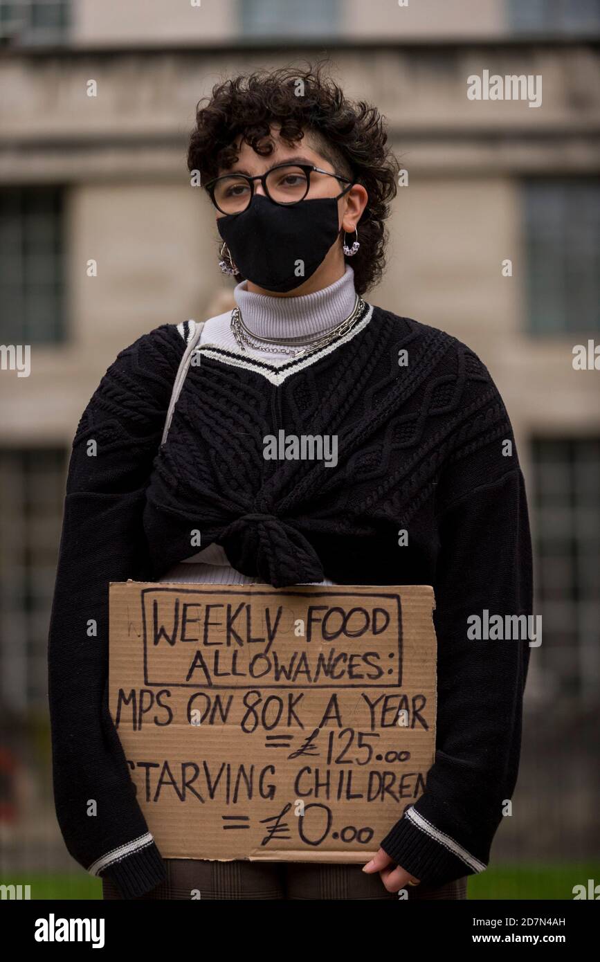London, Großbritannien. 24. Oktober 2020. Menschen protestieren vor Downing Street, um kostenlose Mahlzeiten für Studenten während der Halbzeitferien zu fordern. Marcus Rashford MBE, Fußballspieler von Manchester United und England, hatte sich erfolgreich für die britische Regierung eingesetzt, um während der diesjährigen Sommerferien kostenlose Gutscheine für Schulmahlzeiten zu erhalten, aber die britische Regierung stimmte letzte Woche dafür, die Regelung nicht bis Ostern 2021 zu verlängern. Kredit: Stephen Chung / Alamy Live Nachrichten Stockfoto