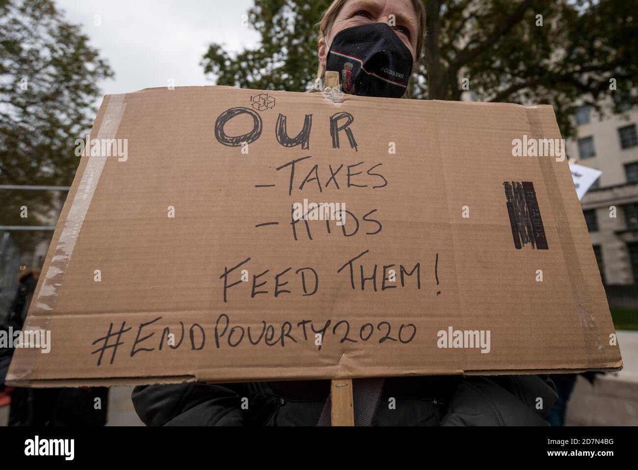 London, Großbritannien. 24. Oktober 2020. Menschen protestieren vor Downing Street, um kostenlose Mahlzeiten für Studenten während der Halbzeitferien zu fordern. Marcus Rashford MBE, Fußballspieler von Manchester United und England, hatte sich erfolgreich für die britische Regierung eingesetzt, um während der diesjährigen Sommerferien kostenlose Gutscheine für Schulmahlzeiten zu erhalten, aber die britische Regierung stimmte letzte Woche dafür, die Regelung nicht bis Ostern 2021 zu verlängern. Kredit: Stephen Chung / Alamy Live Nachrichten Stockfoto