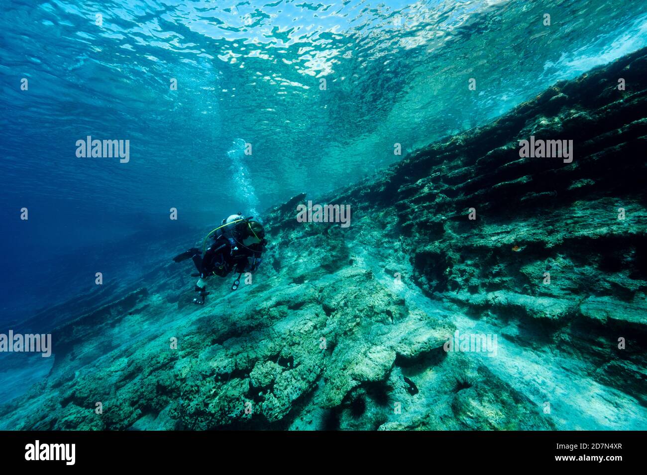 Landschaftlich schöne Aussicht auf Kalksteinschichten unter Wasser, Gokova Bay Türkei Stockfoto