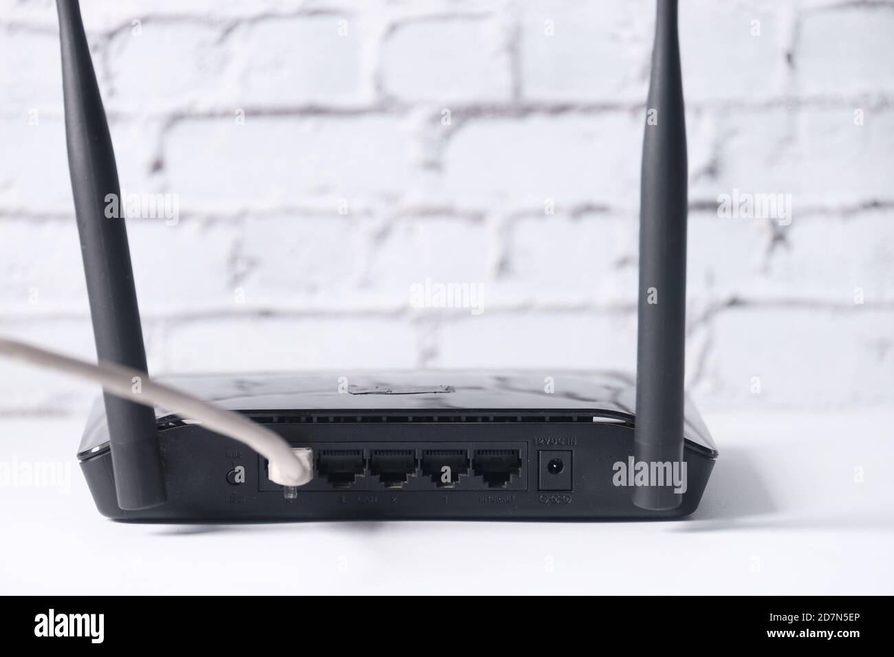 Wi-Fi Wireless Internet Router auf weißem Hintergrund. Stockfoto