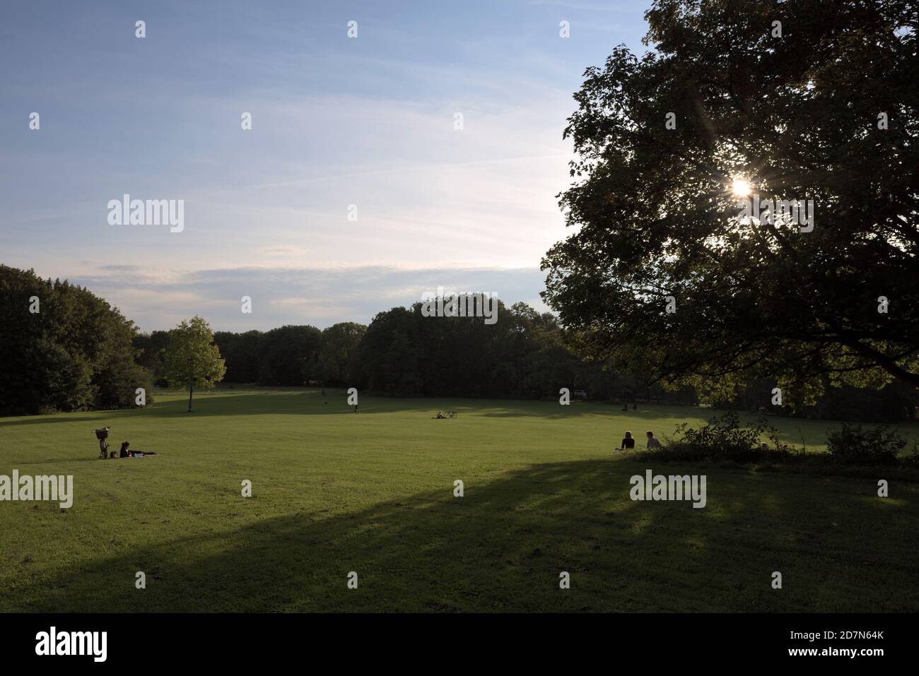 Ein sonniger Tag in einem öffentlichen Park, München, Bayern, Deutschland Stockfoto