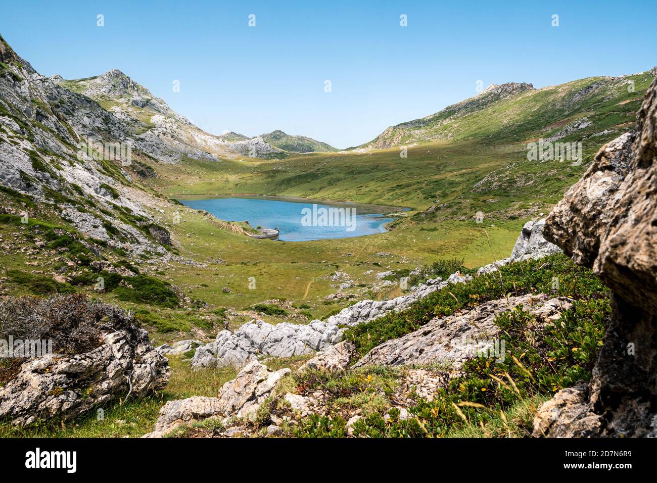 Schöner See umgeben von Bergen im Somiedo Nationalpark, Asturien. Stockfoto