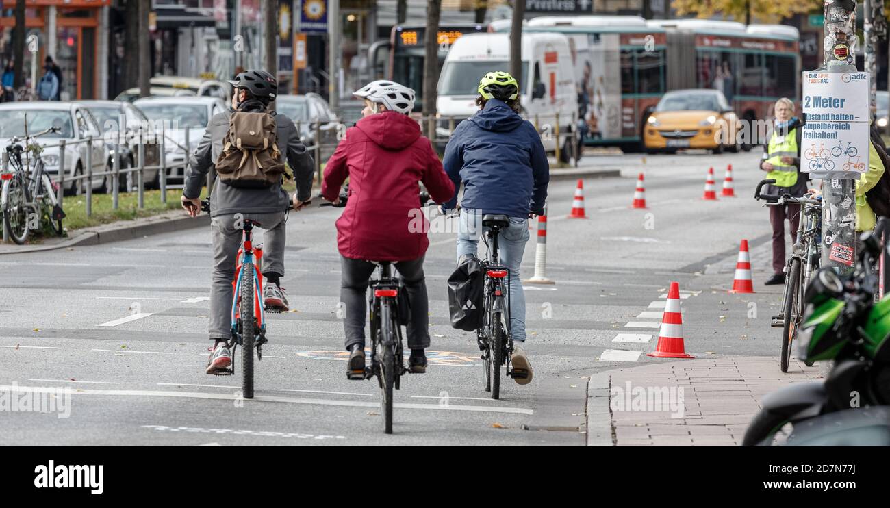 Hamburg, Deutschland. Okt. 2020. Im Rahmen einer Pop-up-Radweg-Kampagne des Allgemeinen Deutschen Fahrrad-Clubs (ADFC) fahren Radfahrer auf einer für sie reservierten Fahrspur der Reeperbahn. Quelle: Markus Scholz/dpa/Alamy Live News Stockfoto