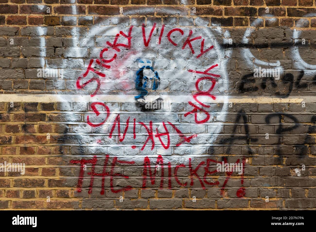 Central Park, Chelmsford, Essex, Großbritannien. Okt. 2020. Graffiti wurde auf ein Viadukt im Park in Chelmsford gesprüht, als sie gegen die konservative Abgeordnete Vicky Ford protestierten, die gegen Labours Antrag gestimmt hatte, kostenlose Schulmahlzeiten über die Feiertage zu verlängern Stockfoto