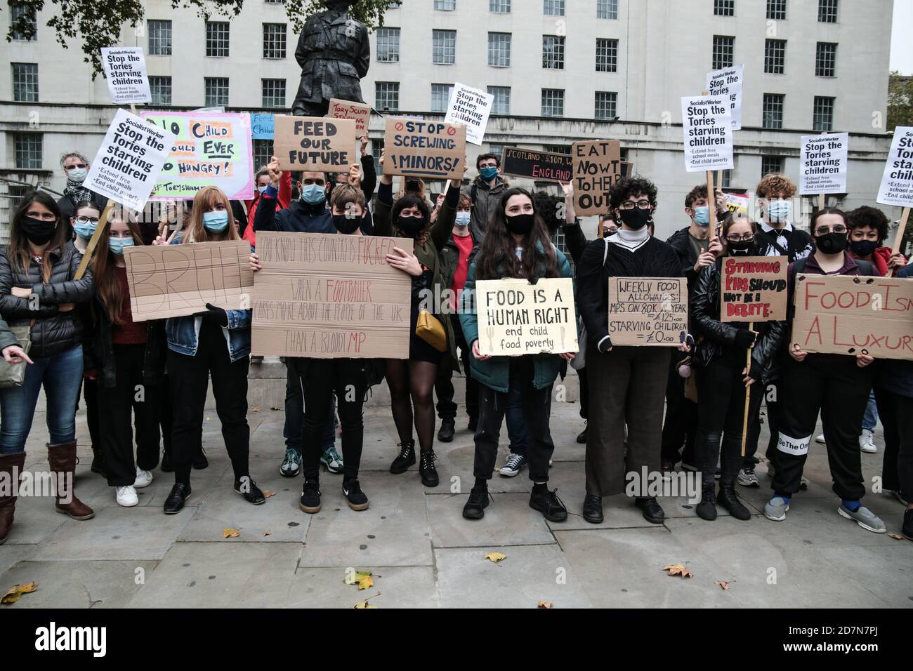 London UK 24 Oktober 2020 Demonstranten versammelten sich in Downing Street zu protestieren, nachdem die Regierung ausgeschlossen, dass die kostenlose Mahlzeiten landesweit über die Laufzeit hinaus verlängert, sagte, es hat Räte £63m für Familien mit finanziellen Schwierigkeiten aufgrund von Pandemiebeschränkungen gegeben, sowie die Erhöhung der Sozialhilfe um £9,3 Milliarden. Paul Quezada-Neiman/Alamy Live News Stockfoto