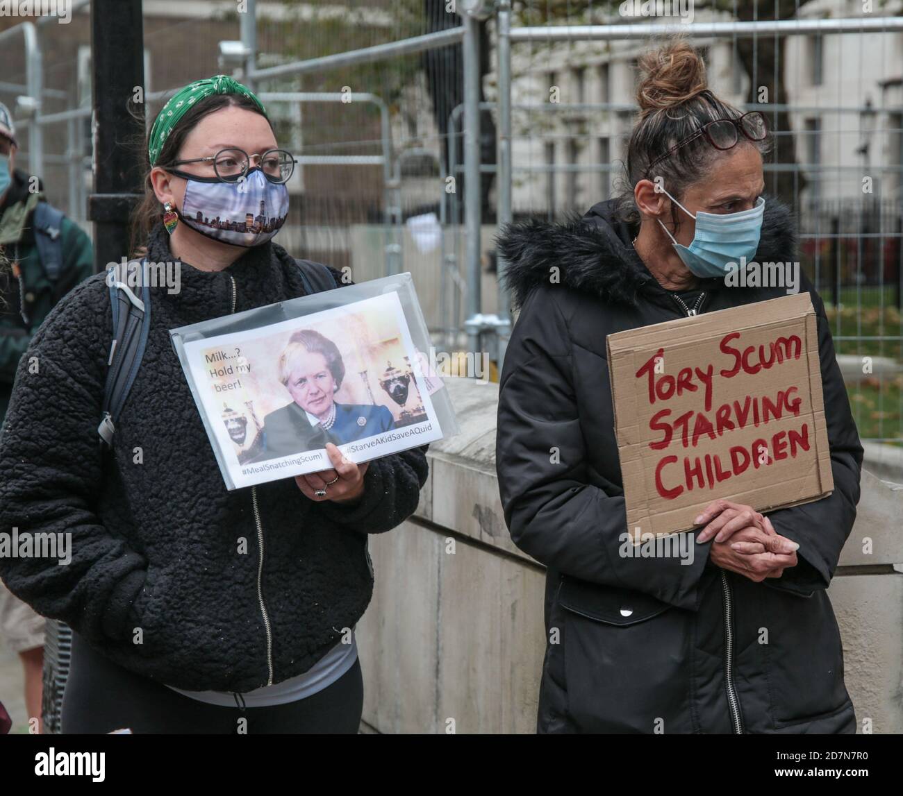 London UK 24 Oktober 2020 Demonstranten versammelten sich in Downing Street zu protestieren, nachdem die Regierung ausgeschlossen, dass die kostenlose Mahlzeiten landesweit über die Laufzeit hinaus verlängert, sagte, es hat Räte £63m für Familien mit finanziellen Schwierigkeiten aufgrund von Pandemiebeschränkungen gegeben, sowie die Erhöhung der Sozialhilfe um £9,3 Milliarden. Paul Quezada-Neiman/Alamy Live News Stockfoto