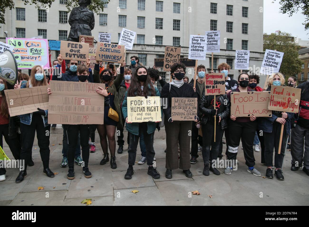 London UK 24 Oktober 2020 Demonstranten versammelten sich in Downing Street zu protestieren, nachdem die Regierung ausgeschlossen, dass die kostenlose Mahlzeiten landesweit über die Laufzeit hinaus verlängert, sagte, es hat Räte £63m für Familien mit finanziellen Schwierigkeiten aufgrund von Pandemiebeschränkungen gegeben, sowie die Erhöhung der Sozialhilfe um £9,3 Milliarden. Paul Quezada-Neiman/Alamy Live News Stockfoto