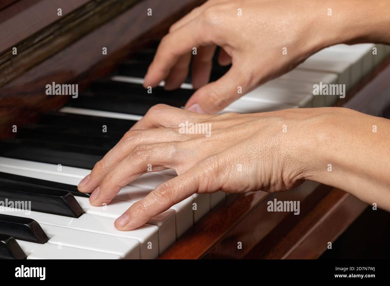 Hände eines Klavierspielers. Stockfoto