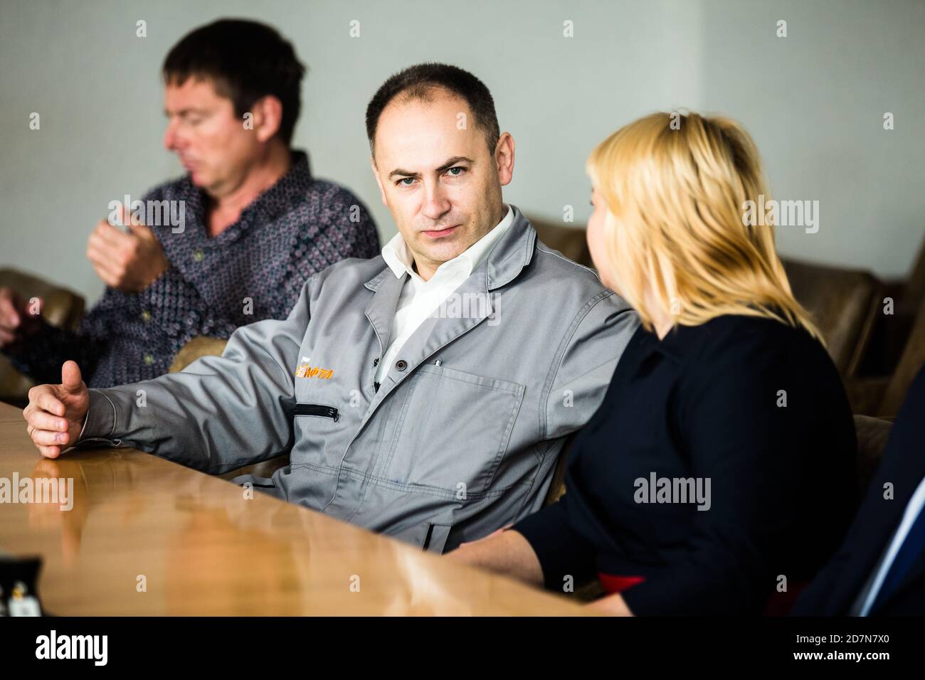 Kremenchug Raffinerie Chief Technologist Yury Golych (Mitte) hält Treffen mit Jelena Tschaikowskaja Leiterin des Expertenausschusses des ukrainischen Energieministeriums Stockfoto