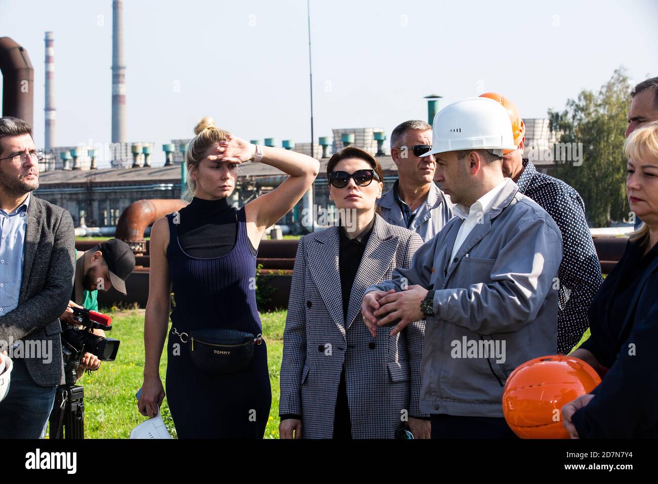 Ukraine ehemalige stellvertretende Energieministerin, Leiterin der Energievereinigung Julia Podkamornaya zu Besuch in der Raffinerie UkrTatNafta 140kb/d Kremenchug, Yury Golych(rt) Stockfoto