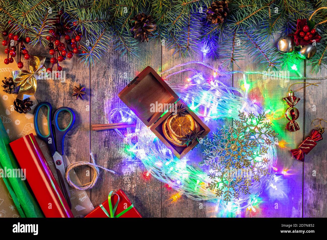 Weihnachtskomposition mit einer bunten Girlande, Weihnachtsbeleuchtung und Dekorationen, Konzeptvorbereitung für das neue Jahr und Weihnachtsferien. br Stockfoto