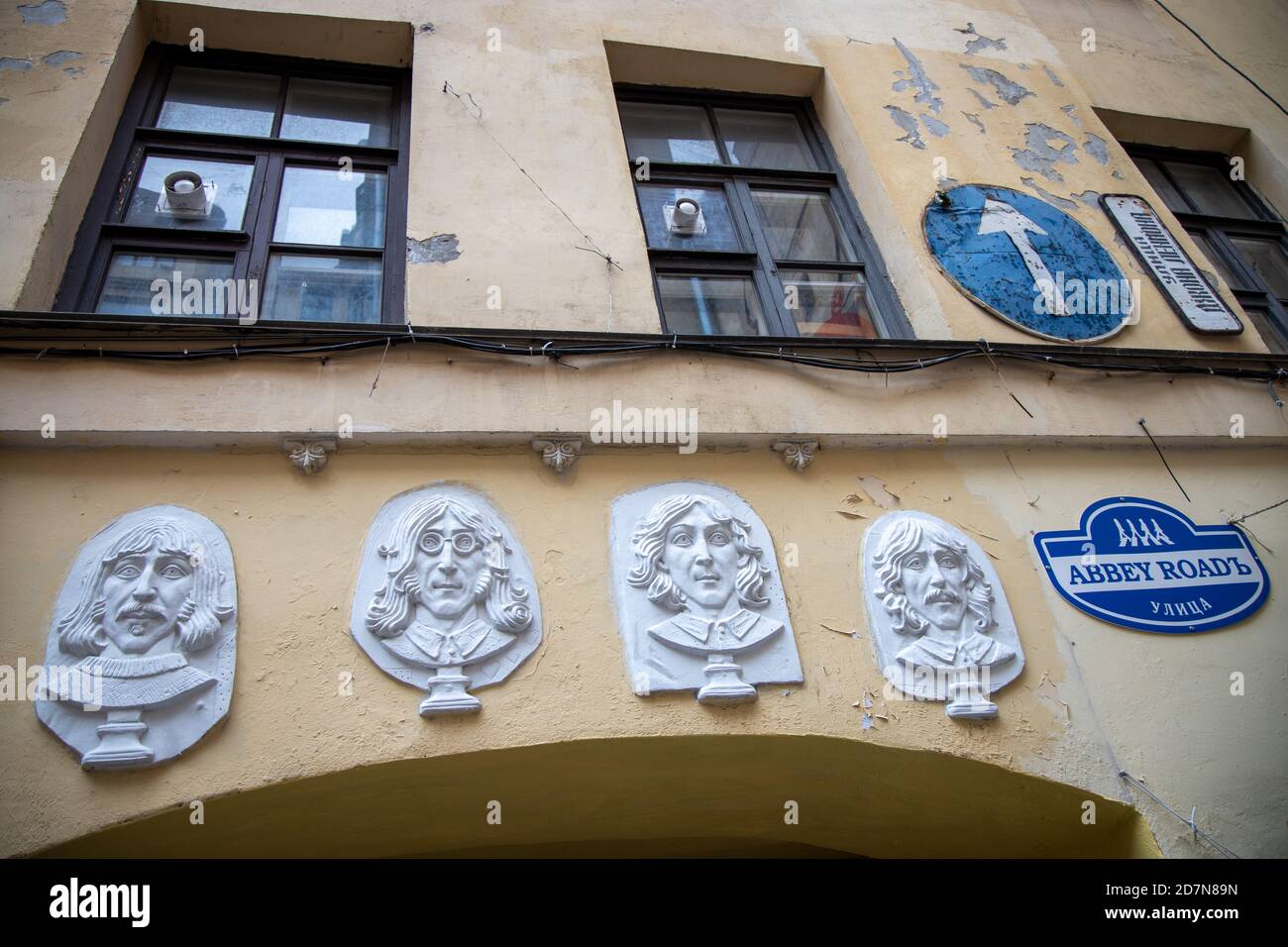Sankt Petersburg, Russland - 23. Oktober 2020: John Lennon Street, Straße den Beatles gewidmet, modernes Denkmal. Art-Center 'Puschkinskaja 10' Stockfoto