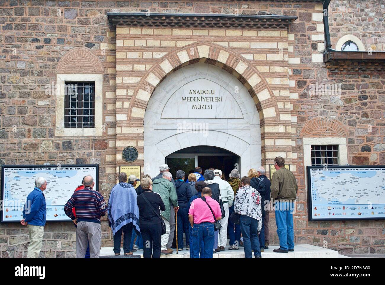 Ankara Türkei. Ca. Okt. 2010. Besucher versammeln sich in der Schlange am Tor des Museums der anatolischen Zivilisationen. Ein historisches Gebäude mit Artefakten Stockfoto