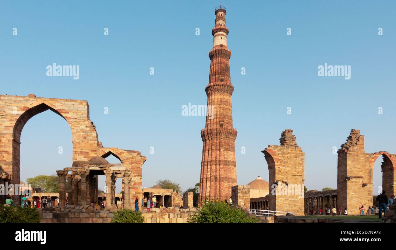 New Delhi, 22, März,2017: Qutub Minar höchsten Backsteinturm mit Ruinen des 12. Jahrhunderts in Qutub Komplex als UNESCO-Weltkulturerbe bekannt, Neu-Delhi Stockfoto