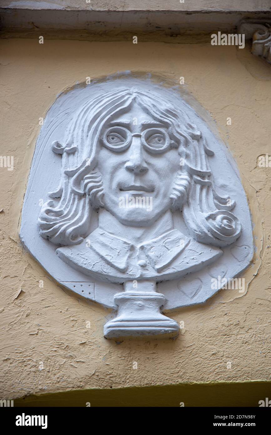 Sankt Petersburg, Russland - 23. Oktober 2020: John Lennon Street, Straße den Beatles gewidmet, modernes Denkmal. Art-Center 'Puschkinskaja 10' Stockfoto