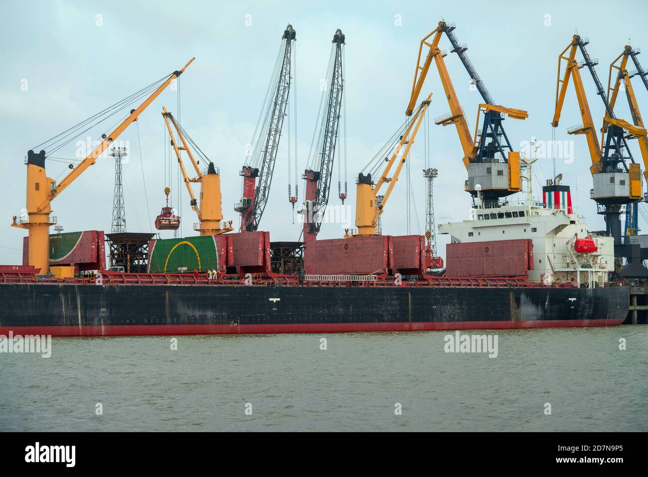 Kandla,20 August, 2019: Bulk-Verladung von Getreide durch Krane auf ausländischen Schiff für den Export in Deendayal Port Trust, Kandla, Kutch, Gujarat, Indien, Asien Stockfoto