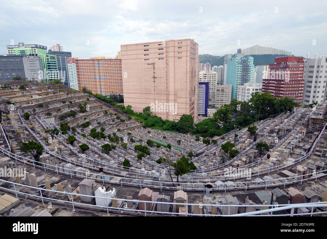 Tsuen Wan Chinese Permanent Cemetery (荃灣華人永遠墳場), Hongkong und angrenzendes Industriegebiet Stockfoto