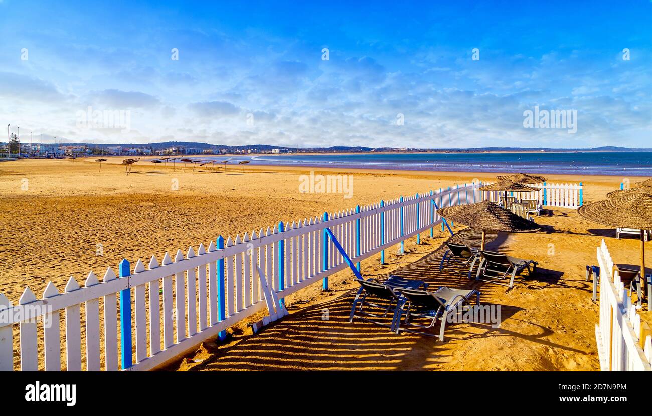 Zaun am einsamen Strand. Essaouira, Marokko. Stockfoto