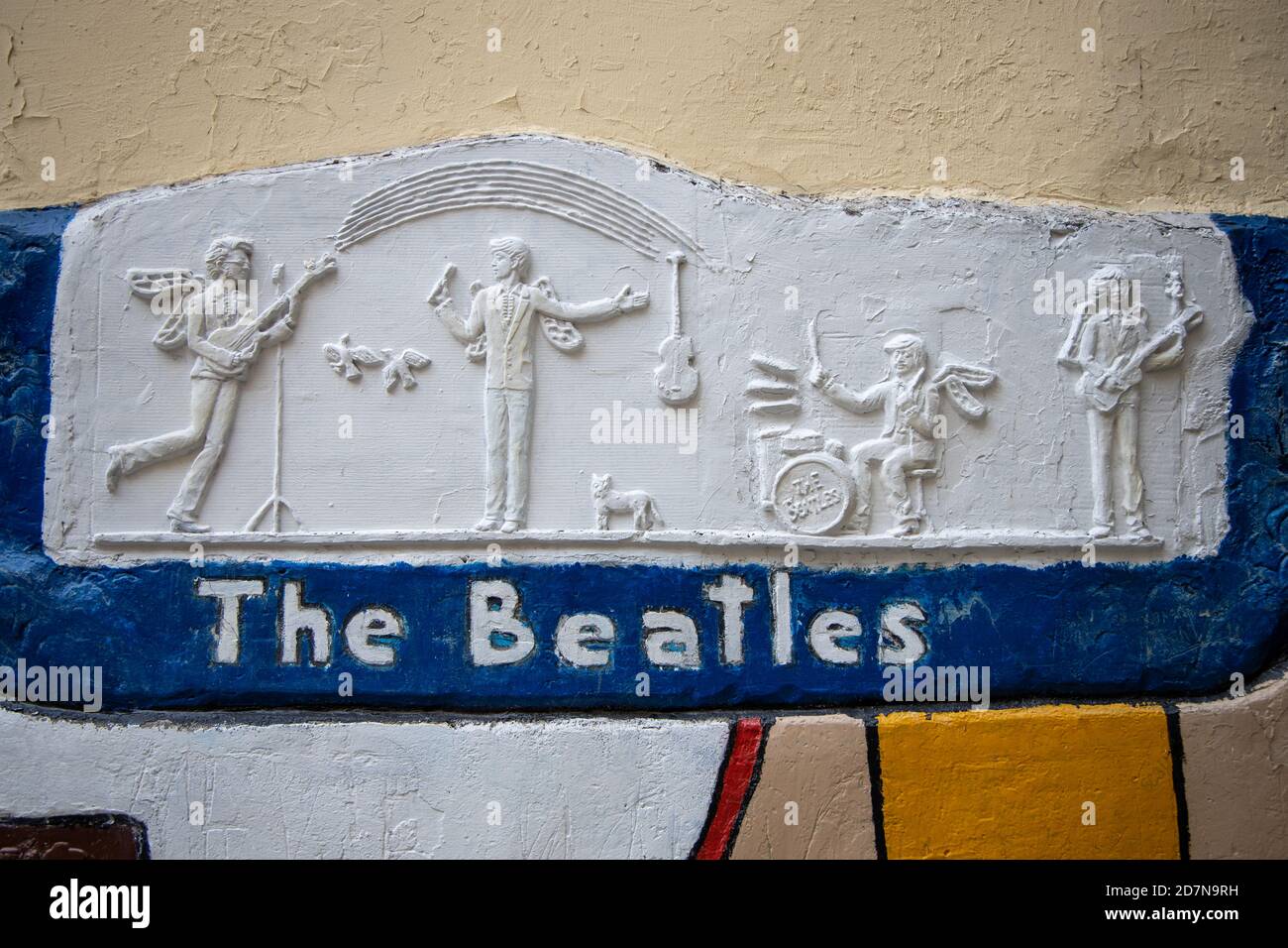 Sankt Petersburg, Russland - 23. Oktober 2020: John Lennon Street, Straße den Beatles gewidmet, modernes Denkmal. Art-Center 'Puschkinskaja 10' Stockfoto