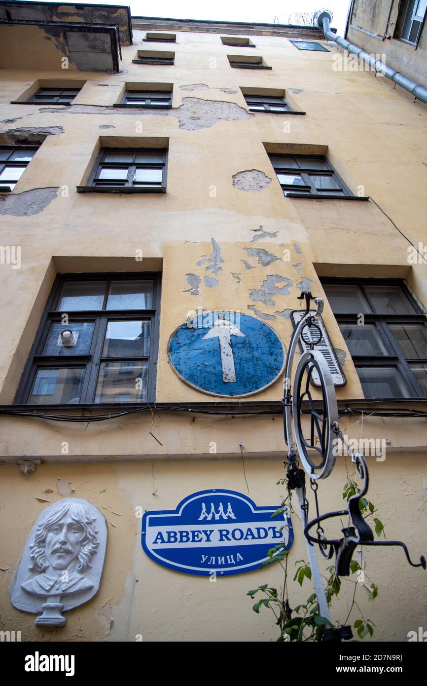 Sankt Petersburg, Russland - 23. Oktober 2020: John Lennon Street, Straße den Beatles gewidmet, modernes Denkmal. Art-Center 'Puschkinskaja 10' Stockfoto