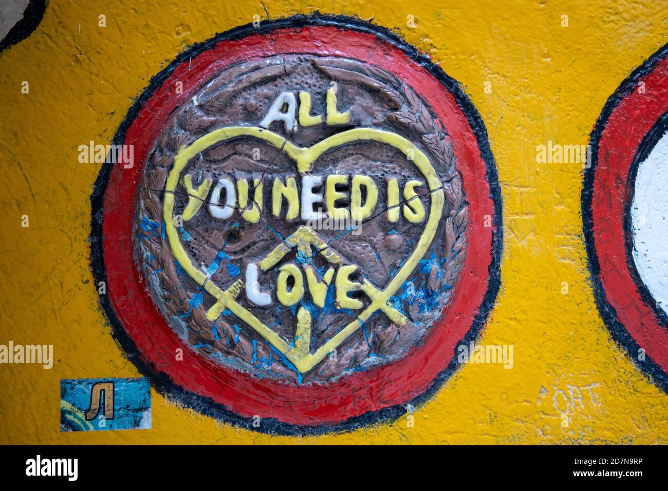 Sankt Petersburg, Russland - 23. Oktober 2020: John Lennon Street, Straße den Beatles gewidmet, modernes Denkmal. Art-Center 'Puschkinskaja 10' Stockfoto