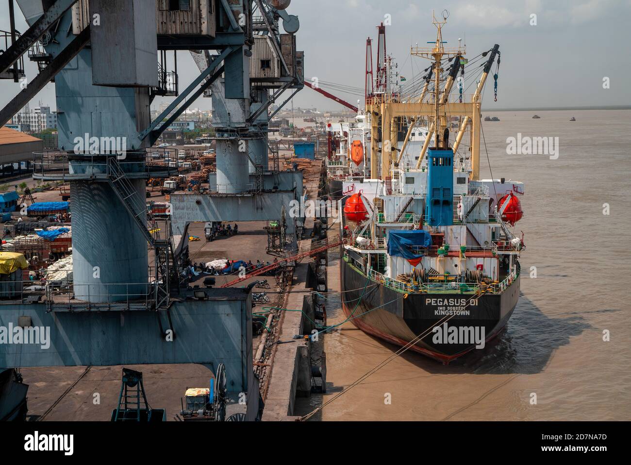 Kandla,20,August,2019;Draufsicht auf Kran und Frachtschiff, das im Meer zum Entladen und Verladen im Hafen Deen Dayal, Kandla, Kutch, Gujarat, Indien, verankert ist Stockfoto