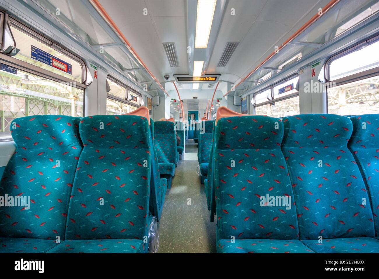 Innenraum des britischen Eisenbahn-Klasse 318 Zug Schottland UK, 2010 mit 2 + 3 Layout grünen Sitze. Stockfoto