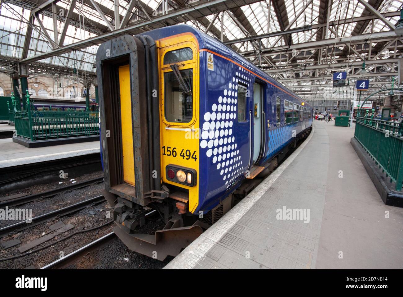 Britische Bahnklasse 156 Zug in Glasgow Central mit Saltire Lackierung April 2010, ein frühes Beispiel für die Lackierung verwendet. Großbritannien, Schottland Stockfoto