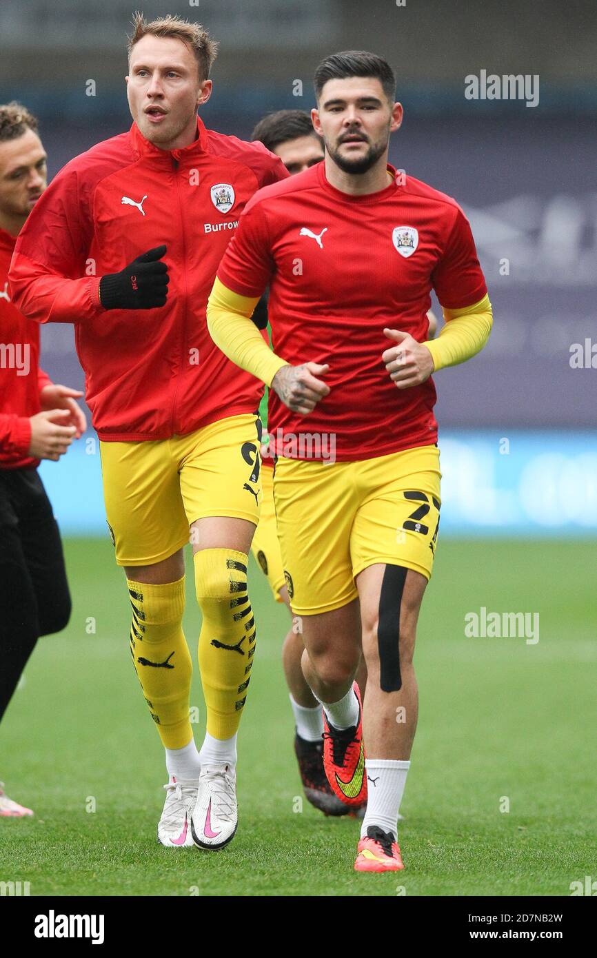 London, Großbritannien. Okt. 2020. Alex Mowatt von Barnsley erwärmt sich während des EFL Sky Bet Championship Matches zwischen Millwall und Barnsley in Den, London, England am 24. Oktober 2020. Foto von Ken Sparks. Nur redaktionelle Verwendung, Lizenz für kommerzielle Nutzung erforderlich. Keine Verwendung bei Wetten, Spielen oder Veröffentlichungen einzelner Vereine/Vereine/Spieler. Kredit: UK Sports Pics Ltd/Alamy Live Nachrichten Stockfoto