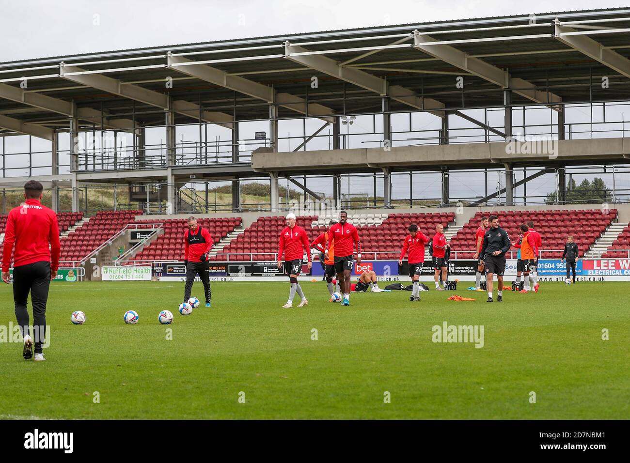 NORTHAMPTON, ENGLAND. OKTOBER. Charlton Athletic's Spieler wärmen sich vor der Sky Bet League ein Spiel zwischen Northampton Town und Charlton Athletic im PTS Academy Stadium, Northampton am Samstag 24. Oktober 2020. (Quelle: John Cripps, Mi News) Stockfoto