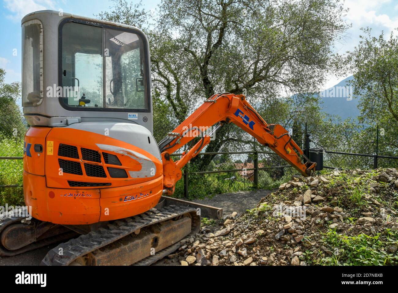 LENNO, COMER SEE, ITALIEN - JUNI 2019: Minibagger an der Seite eines Schutthauses auf einer Baustelle in Lenno am Comer See. Stockfoto