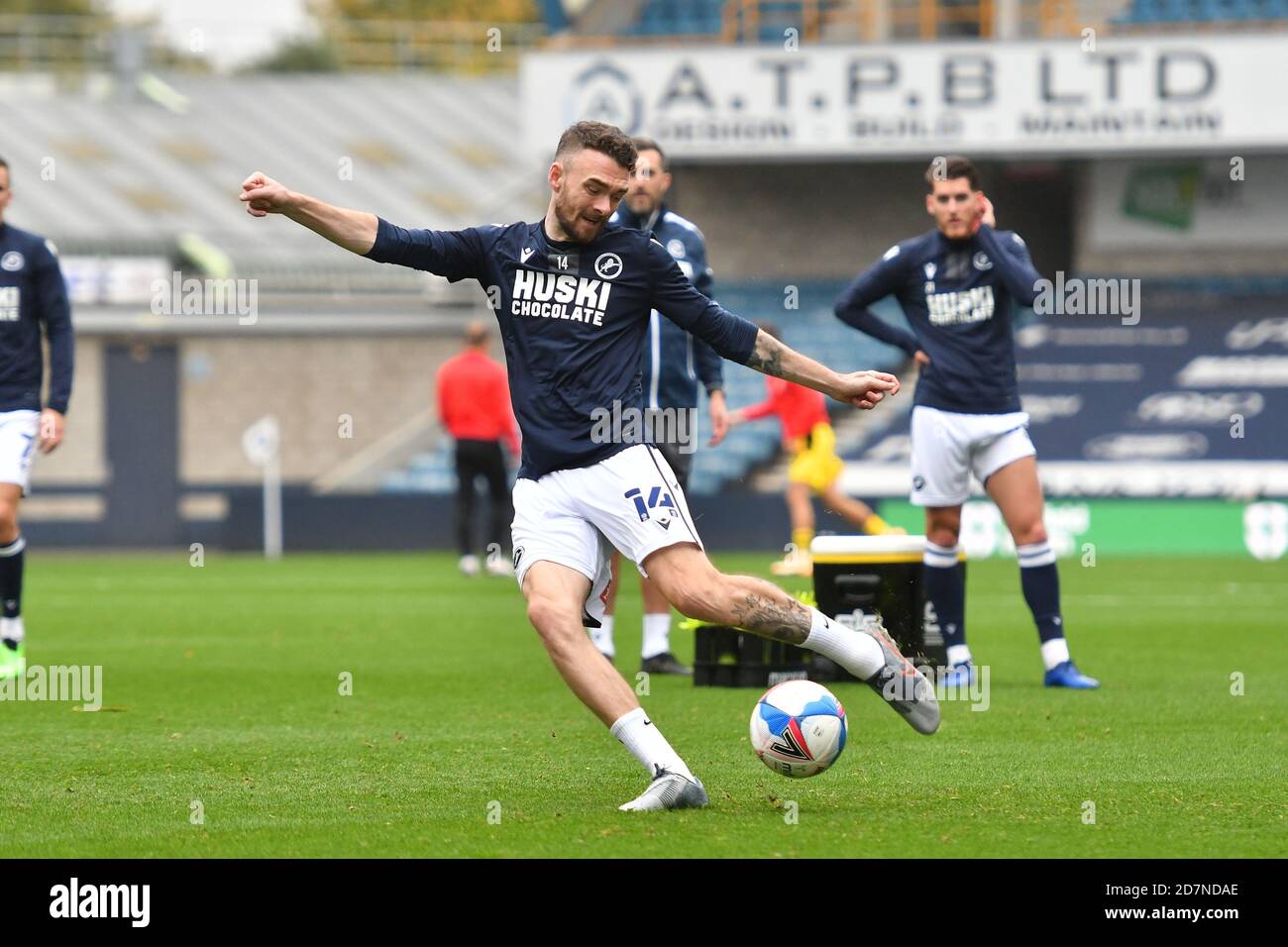 LONDON, GROSSBRITANNIEN. 24. OKTOBER Scott Malone von Millwall erwärmt sich vor dem Sky Bet Championship-Spiel zwischen Millwall und Barnsley am Samstag, 24. Oktober 2020 in Den, London. (Kredit: Ivan Yordanov, MI Nachrichten) Kredit: MI Nachrichten & Sport /Alamy Live Nachrichten Stockfoto