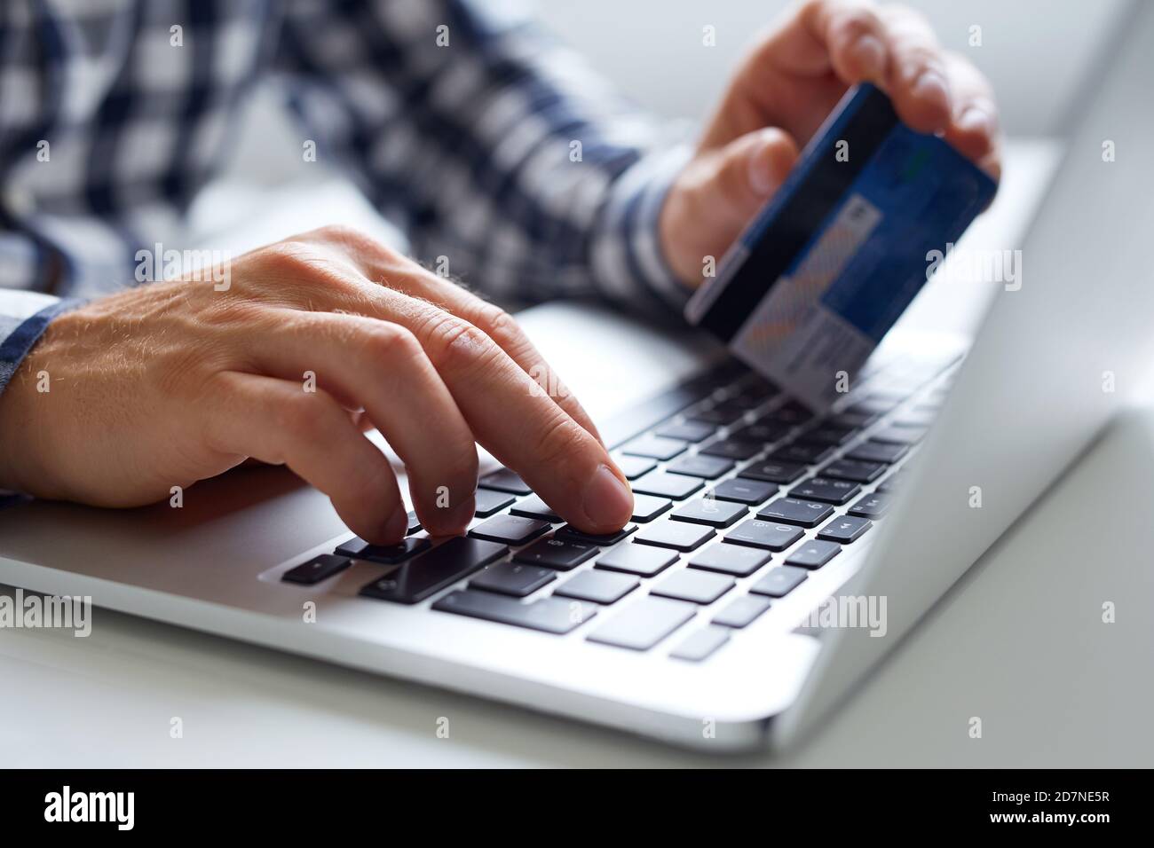 Online-Shopping mit Laptop Stockfoto
