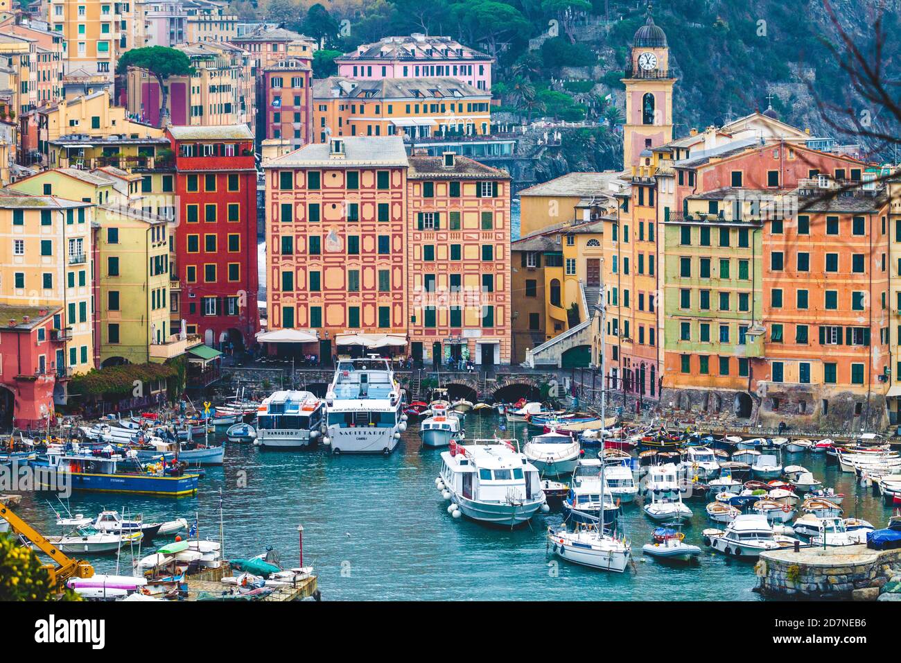 Camogli, Italien. 22. Oktober 2017: Panoramablick auf die Stadt Camogli, Italien. Ligurisches Meer. Bunte Häuser, kleiner Hafen mit Booten. Italienische Touris Stockfoto