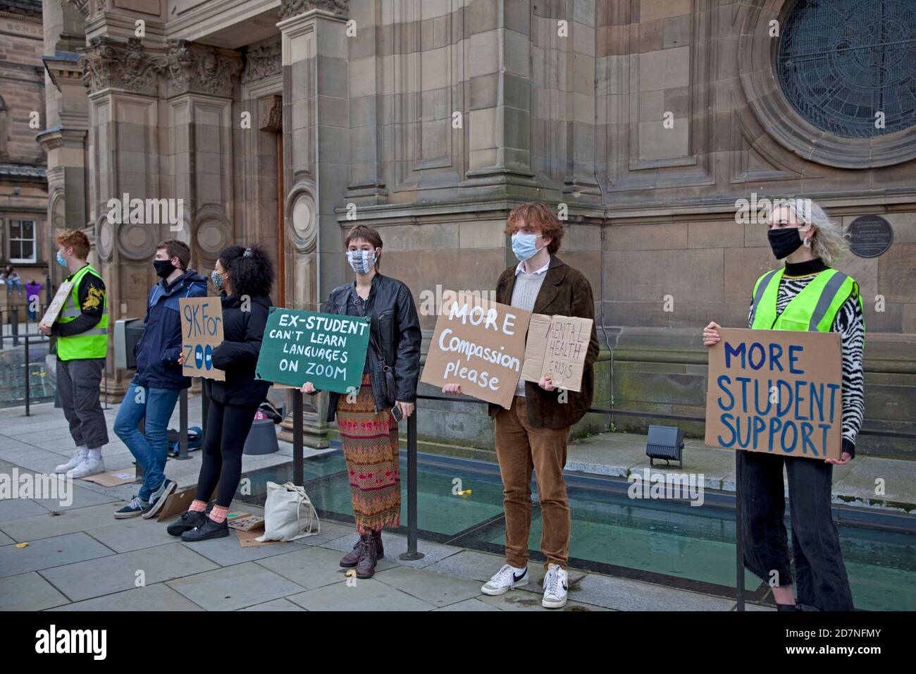 Briston Square, Edinburgh, Schottland, Großbritannien. 24. Oktober 2020. Edinburgh University Covid Protest über Gebühren. Eine kleine Anzahl von Studenten demonstrieren vor der McEwan Hall. In der ersten halben Stunde nach dem Start um 14 Uhr versammelten sich knapp über 20 Studenten friedlich. Es war von Django Evans, einem der Organisatoren, geschätzt worden, dass bis zu 300 Studenten erwartet werden könnten, sich dem heutigen Protest gegen die mangelnde Fürsorge der Universität für das Wohlergehen der Studenten infolge der Covid-19-Pandemie anzuschließen, aber in Wirklichkeit schien es wenig Kredit zu geben: Arch White/Alamy Live News. Stockfoto