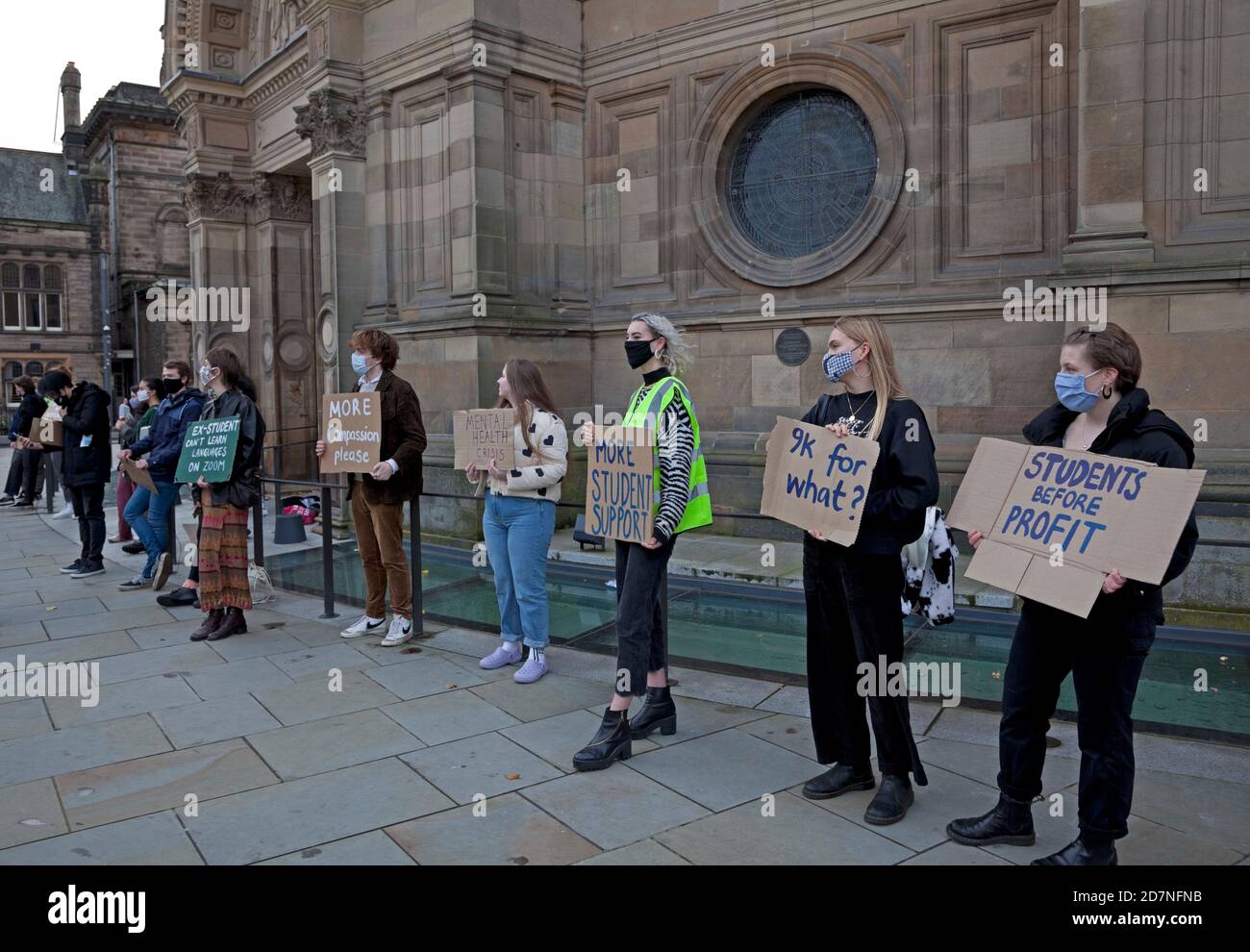 Briston Square, Edinburgh, Schottland, Großbritannien. 24. Oktober 2020. Edinburgh University Covid Protest über Gebühren. Eine kleine Anzahl von Studenten demonstrieren vor der McEwan Hall. In der ersten halben Stunde nach dem Start um 14 Uhr versammelten sich knapp über 20 Studenten friedlich. Es war von Django Evans, einem der Organisatoren, geschätzt worden, dass bis zu 300 Studenten erwartet werden könnten, sich dem heutigen Protest gegen die mangelnde Fürsorge der Universität für das Wohlergehen der Studenten infolge der Covid-19-Pandemie anzuschließen, aber in Wirklichkeit schien es wenig Kredit zu geben: Arch White/Alamy Live News. Stockfoto