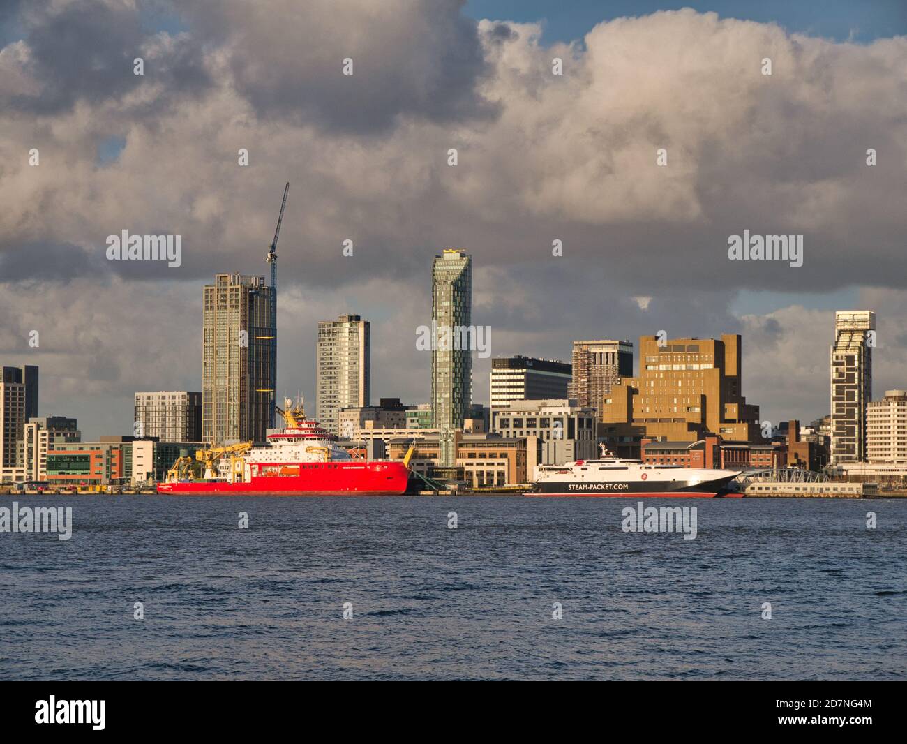 Die RRS Sir David Attenborough vertäute kurz nach dem Start an Liverpools historischer, zum UNESCO-Weltkulturerbe gehörter Uferpromenade. Die Isle of man Ferry erscheint auf dem Rig Stockfoto