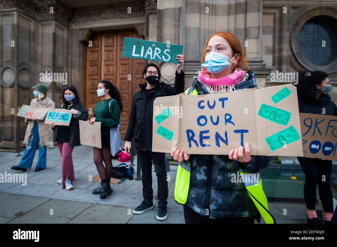 Studenten protestieren vor der McEwan Hall am Briston Square in Edinburgh gegen die Behandlung von Studenten durch die Universität Edinburgh während der Sperre und das falsche Versprechen von "hybridem Lernen", das sowohl an zurückkehrende als auch neue Studenten gemacht wurde. Stockfoto