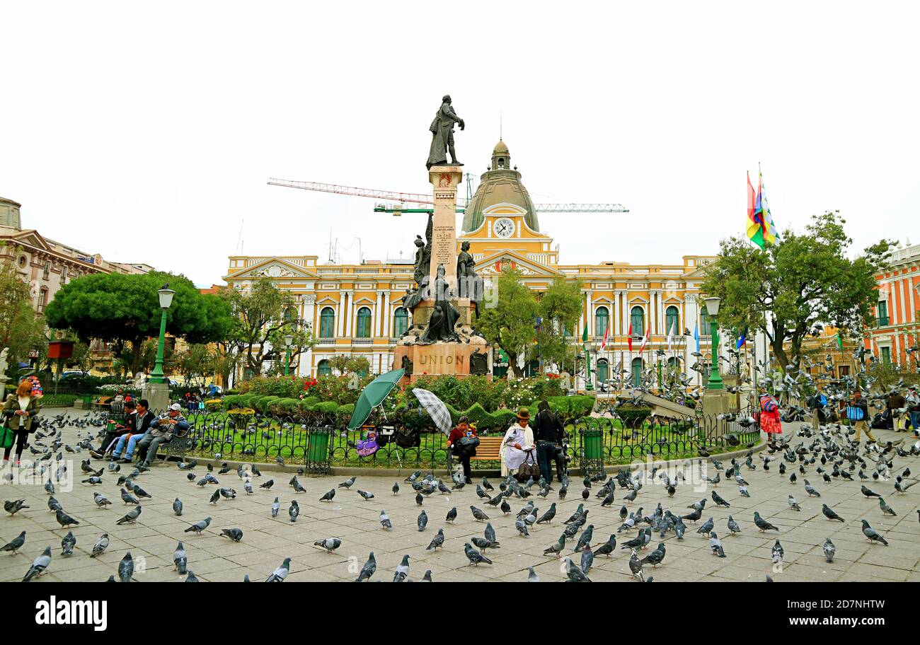 Der bolivianische Palast der Regierung oder Palacio Quemado mit der Uhr läuft gegen den Uhrzeigersinn auf der Fassade, Plaza Murillo Square in La Paz, Bolivien Stockfoto