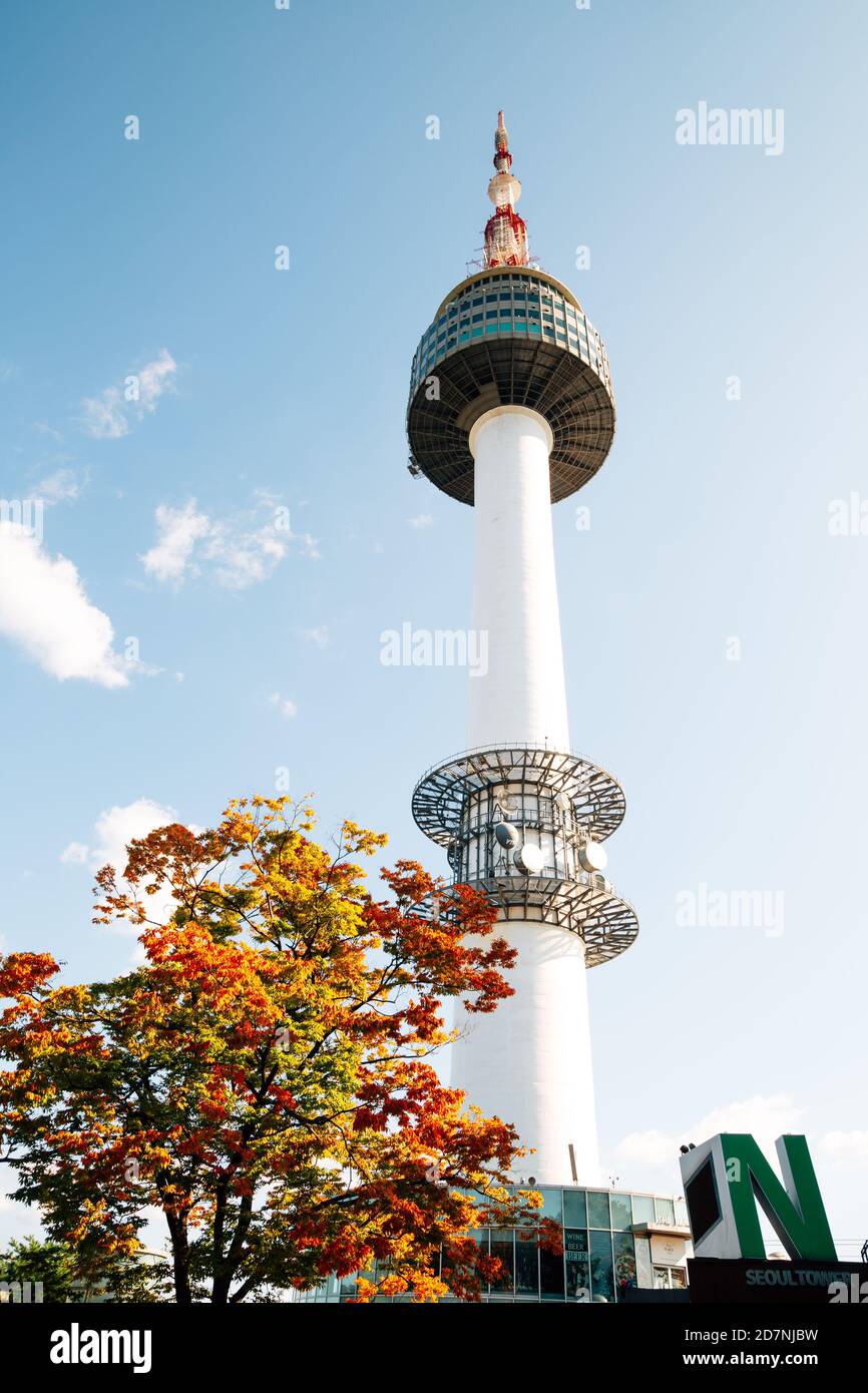 Seoul, Korea - 8. Oktober 2020 : Namsan Seoul Tower mit herbstlichen Ahornblättern Stockfoto