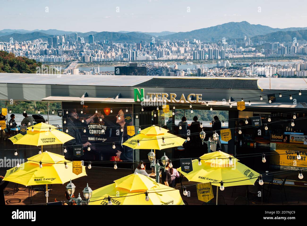 Seoul, Korea - 8. Oktober 2020 : Namsan Seoul Tower Observatory Bar Terrasse Stockfoto
